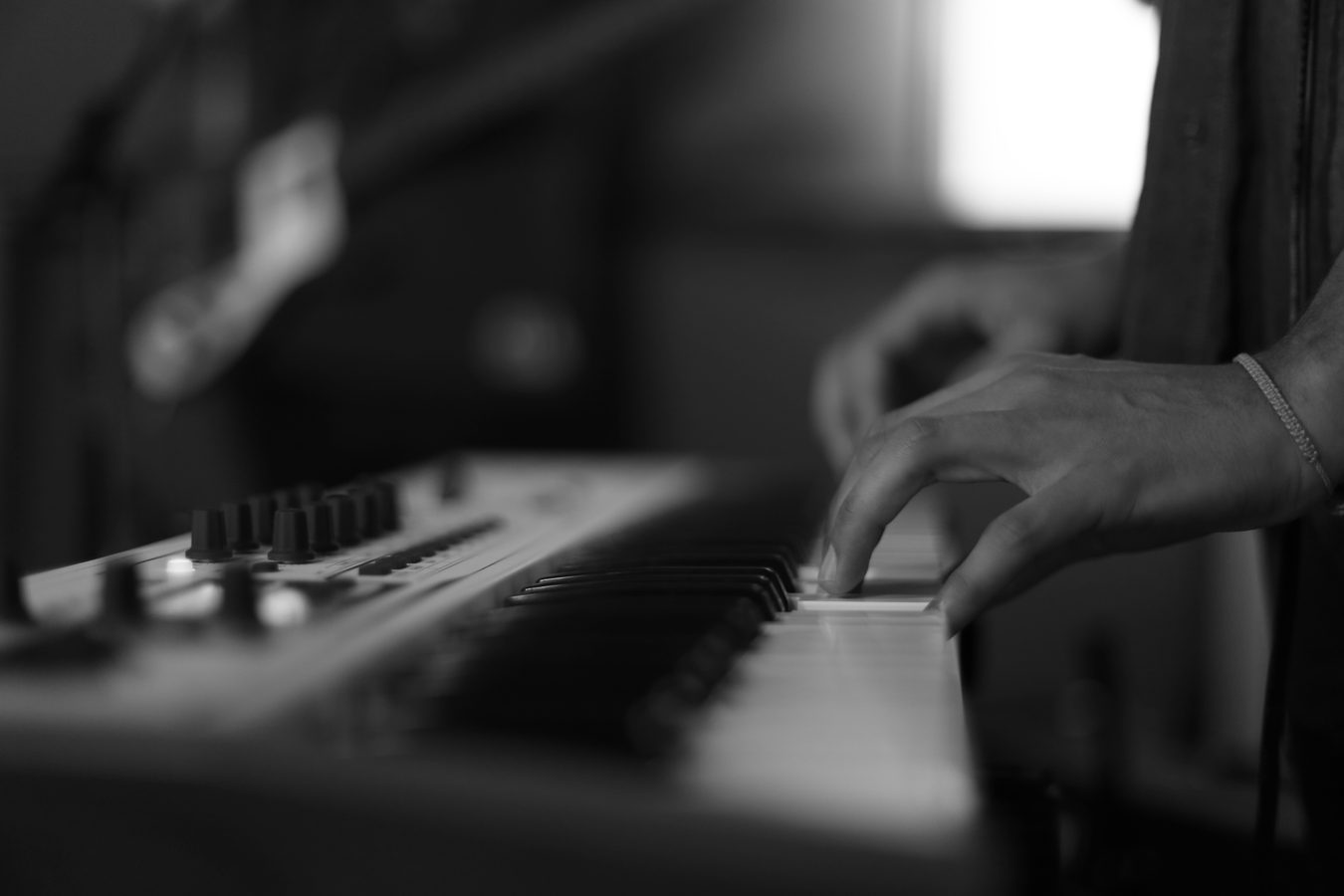 Mãos tocando um sintetizador.