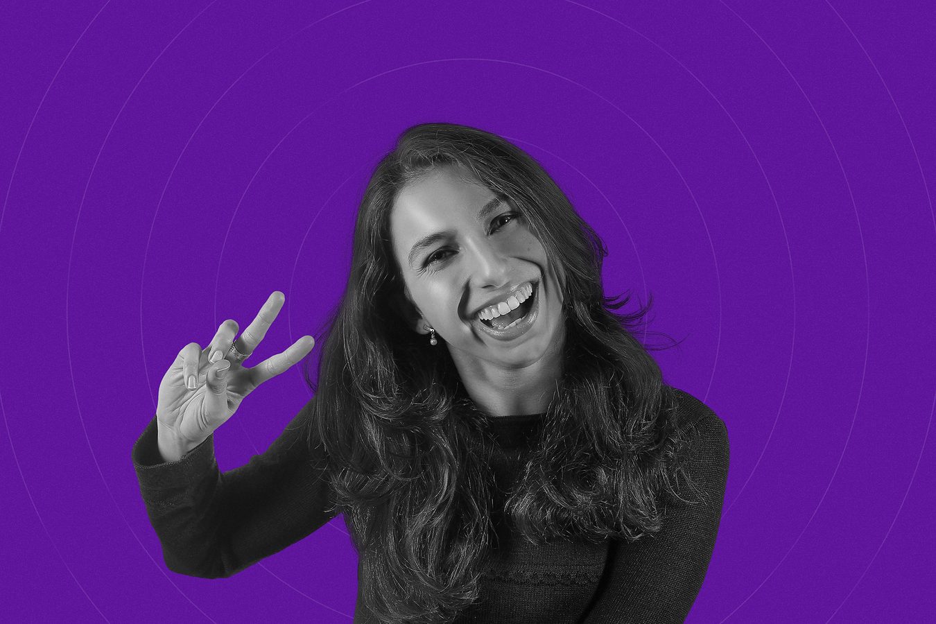 Retrato recortado sobre fundo roxo, mulher fazendo sinal de paz.